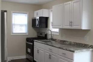 689 Bent St, Elgin, IL 60120 - Photo 3