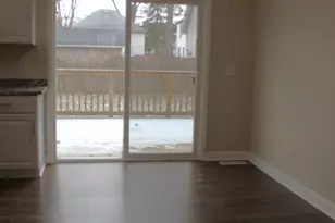 689 Bent St, Elgin, IL 60120 - Photo 5