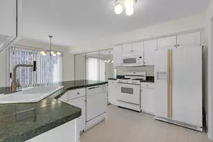 148 Locksley Dr, Streamwood, IL 60107 - Photo 3