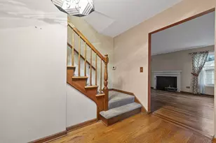 27W084 Fleming Dr, Winfield, IL 60190 - Photo 3