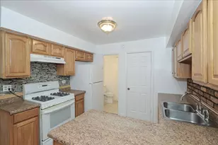 23 Wildwood Ln, Bolingbrook, IL 60440 - Photo 9