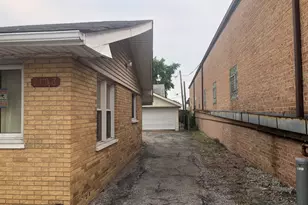 7153 W 72nd St, Nottingham Park, IL 60638 - Photo 3