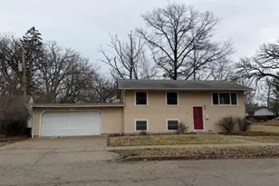 330 S Lakeshore Dr, Mundelein, IL 60060 - Photo 1