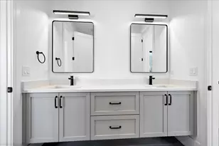 2442 W Berteau Ave, Chicago, IL 60618 - Photo 21