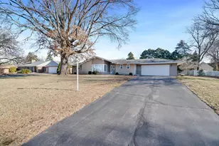 2209 Edgebrook Dr, Rockford, IL 61107 - Photo 3