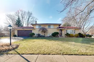 1800 N Iris Dr, Palatine, IL 60074 - Photo 1
