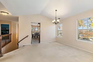 323 Green Knoll Ln, Streamwood, IL 60107 - Photo 3