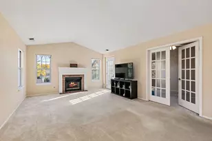 323 Green Knoll Ln, Streamwood, IL 60107 - Photo 5