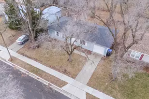 221 Meadowbrook Dr, Bloomington, IL 61701 - Photo 27