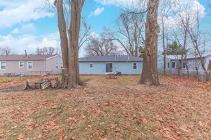 221 Meadowbrook Dr, Bloomington, IL 61701 - Photo 33