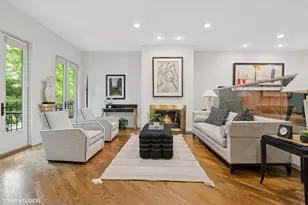 1327 N Sutton Pl, Chicago, IL 60610 - Photo 3