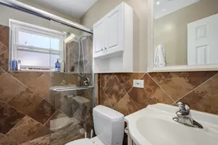 2067 W Farwell Ave, Chicago, IL 60645 - Photo 13