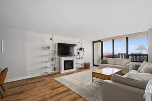 3930 N Pine Grove Ave, Chicago, IL 60613 - Photo 5