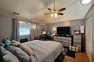 10N827 Hawthorne St, Elgin, IL 60123 - Photo 7