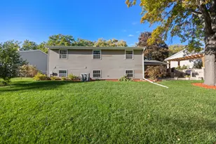 571 Estate Dr, Buffalo Grove, IL 60089 - Photo 23