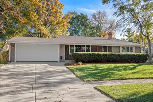 571 Estate Dr, Buffalo Grove, IL 60089 - Photo 1