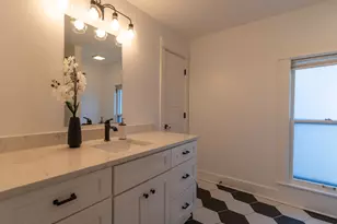 357 W Park Ave, Aurora, IL 60506 - Photo 9