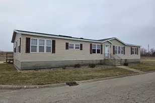 106 Champion Dr, Chenoa, IL 61726 - Photo 3