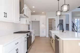 5215 Castlebar Dr, Bloomington, IL 61705 - Photo 7