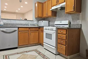 151 N Waters Edge Dr, Glendale Heights, IL 60139 - Photo 7