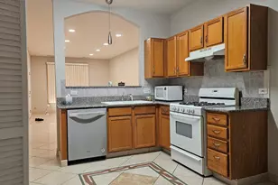 151 N Waters Edge Dr, Glendale Heights, IL 60139 - Photo 5