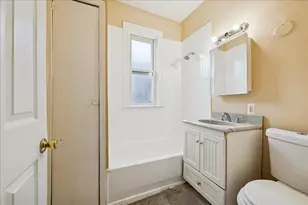 2524 E 72nd Pl, Chicago, IL 60649 - Photo 7