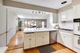 200 S Derbyshire Ln, Arlington Heights, IL 60004 - Photo 9