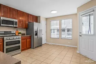 1011 Reserve Dr, Elgin, IL 60124 - Photo 5