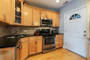 3654 W Belle Plaine Ave, Chicago, IL 60618 - Photo 9