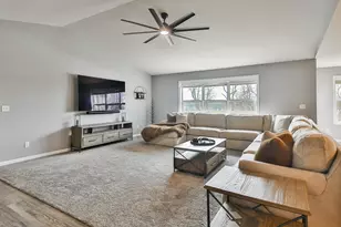 213 English Oak Ln, Poplar Grove, IL 61065 - Photo 5