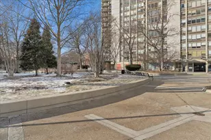 1355 N Sandburg Terrace, Chicago, IL 60610 - Photo 17