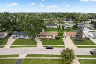 100 Des Plaines Ln, Hoffman Estates, IL 60169 - Photo 3