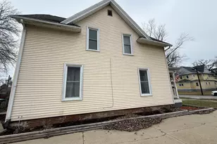 316 W Henry St, Pontiac, IL 61764 - Photo 3