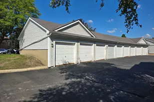 149 N Waters Edge Dr, Glendale Heights, IL 60139 - Photo 3