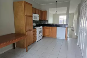 149 N Waters Edge Dr, Glendale Heights, IL 60139 - Photo 5