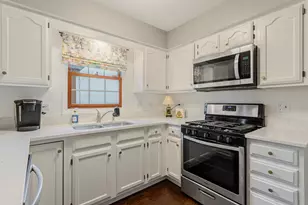 27W214 Heather Ln, Winfield, IL 60190 - Photo 9