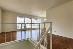 1360 Devonshire Ln, Hoffman Estates, IL 60169 - Photo 9