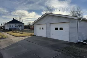 102 W 3rd St, Oglesby, IL 61348 - Photo 3