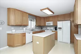 2936 Avalon Dr, Elgin, IL 60124 - Photo 5