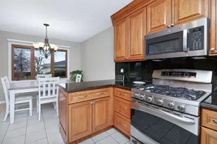 1204 Sleepy Hollow Ln, Darien, IL 60561 - Photo 9