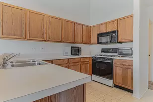 386 Gladstone Ln, Elgin, IL 60120 - Photo 9