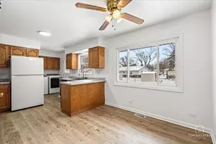 369 Bianco Dr, Elk Grove Village, IL 60007 - Photo 9