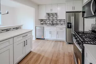 25 Illinois Ave, Schaumburg, IL 60193 - Photo 9