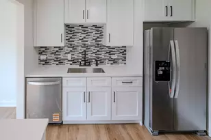 25 Illinois Ave, Schaumburg, IL 60193 - Photo 15