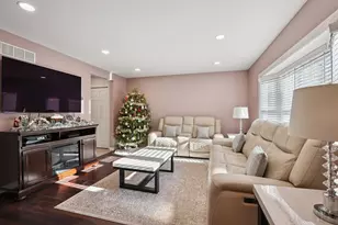 639 W Comstock Ave, Elmhurst, IL 60126 - Photo 3