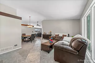 390 S Garden Ave, Roselle, IL 60172 - Photo 11