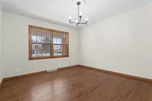 33 S Canterbury Rd, Aurora, IL 60506 - Photo 7