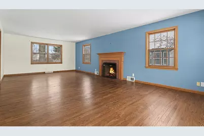 33 S Canterbury Road, Aurora, IL 60506 - Photo 3