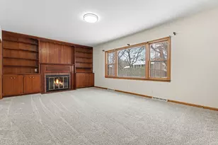 33 S Canterbury Rd, Aurora, IL 60506 - Photo 9