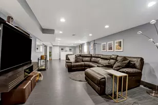 8612 Lawndale Ave, Skokie, IL 60076 - Photo 17